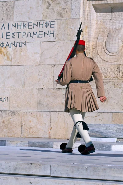 Назад Солдат Evzona Посту Возле Могилы Неизвестного Солдата Афинах Площади — стоковое фото