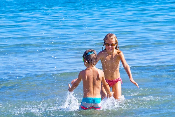 Ευτυχισμένο Κορίτσι Και Αγόρι Πιτσιλίζουν Ένας Τον Άλλον Στο Νερό — Φωτογραφία Αρχείου