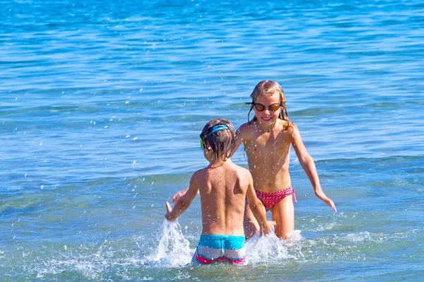 Felice Ragazza Ragazzo Spruzzarsi Altro Acqua Sul Mar Mediterraneo — Foto Stock