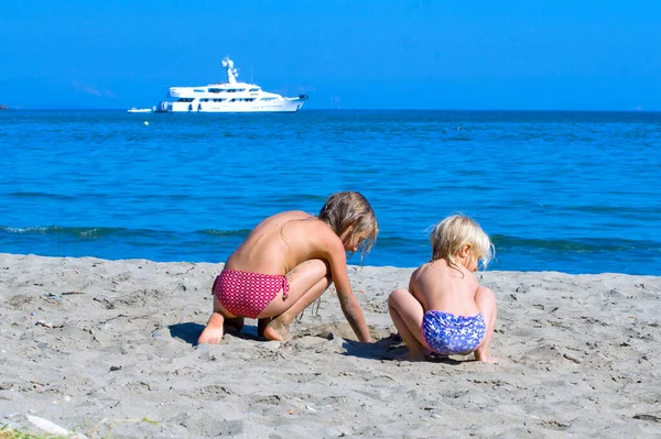 Niñas Felices Juegan Arena Orillas Del Mediterráneo — Foto de Stock