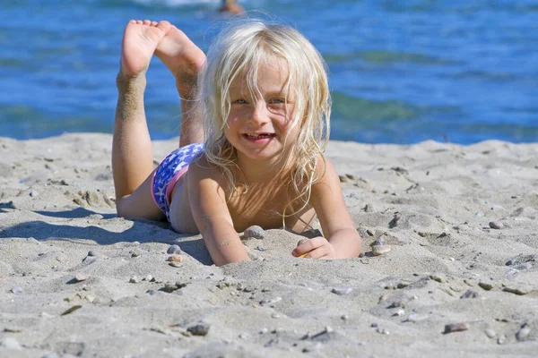 Happy Little Girl Lies Warm Sand Beach Sea — Stock Photo, Image