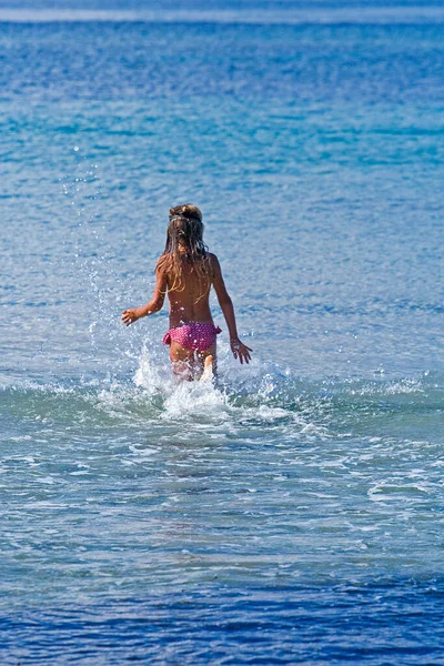 Dziewczyna Okularach Kąpielowych Wchodzi Otwartego Morza Śródziemnego Aby Pływać Grecja — Zdjęcie stockowe