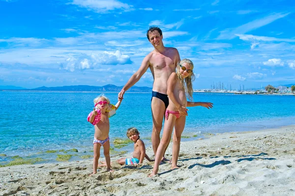 Feliz Papá Con Tres Niños Mar Tiempo Soleado — Foto de Stock