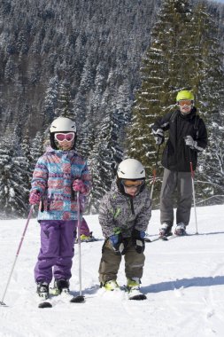 Mutlu kayakçı aile baba kızları ve oğlu Alpler 'e inmeden önce dinleniyor.