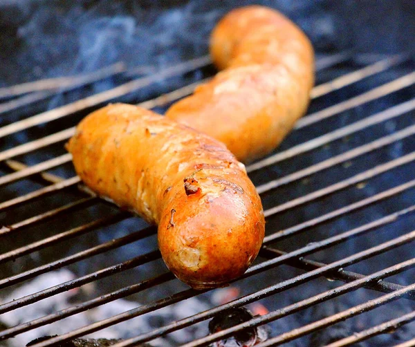 Salchicha Parrilla Apetecible Parrilla Fuego Cerveza — Foto de Stock