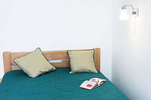 Acogedor Interior Dormitorio Con Una Colcha Verde Dos Almohadas Aplique — Foto de Stock