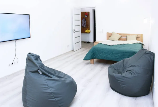 Acogedor Interior Del Dormitorio Con Una Colcha Verde Dos Almohadas — Foto de Stock