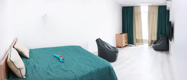 Acogedor Interior Del Dormitorio Con Una Colcha Verde Dos Almohadas — Foto de Stock