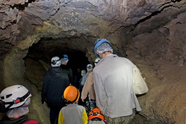 Çocuklarla Tenerife, Karayip Adaları 'ndaki lav mağarasında bir gezi, eğitim, araştırma.