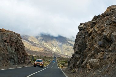 Teide volkanı, Tenerife 'ye giden yolda asfalt ve doğal arka plan.