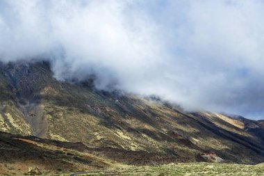İspanya 'nın Tenerife adasında, doğal arka planda, volkan yakınlarındaki dağların üzerinde bulut.