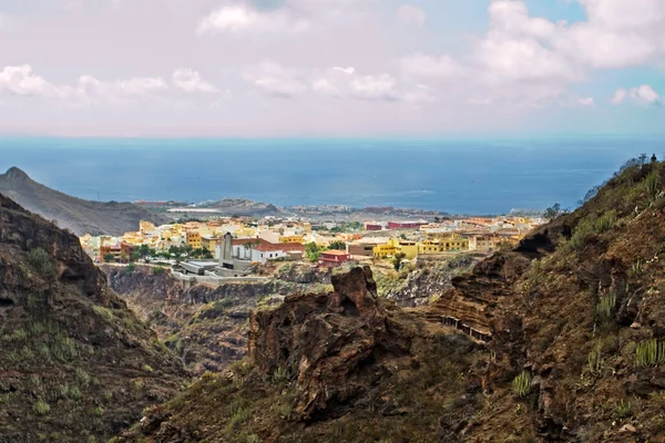 Miasto Pobliżu Oceanu Między Skałami Teneryfa Wysokość 3000 Krajobraz Napędzany — Zdjęcie stockowe