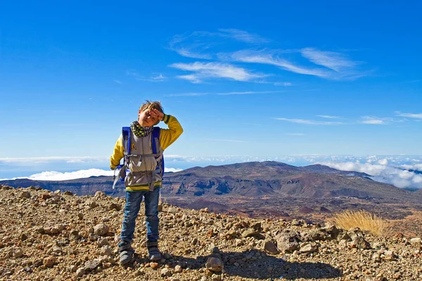 Kis Hegymászó Megy Úton Hogy Teide Vulkán Délután Természetes Háttér — Stock Fotó