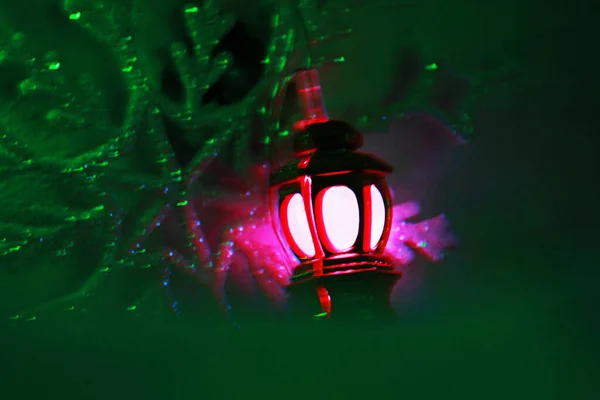 Рождественский Фон Красный Рождественский Фонарь Снежинками Размытом Зеленом Фоне Фон — стоковое фото