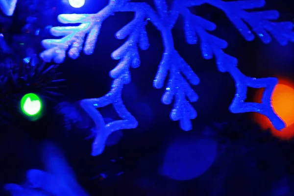 Размытая Рождественская Снежинка Ветке Рождественской Елки Голубом Фоне Праздничный Фон — стоковое фото