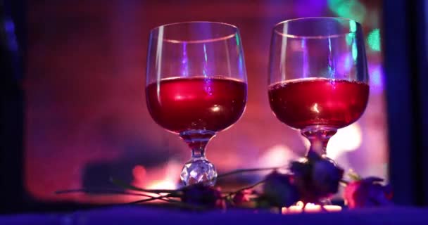 Два Келихи Червоним Вином Біля Каміна Мерехтливі Ліхтарі Фоні — стокове відео