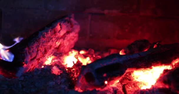 Κόκκινα Ζεστά Κάρβουνα Στο Τζάκι — Αρχείο Βίντεο