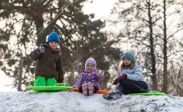 Happy Sisters Brother Sitting Mountain Descent Alps Horizontal — Stock Photo, Image