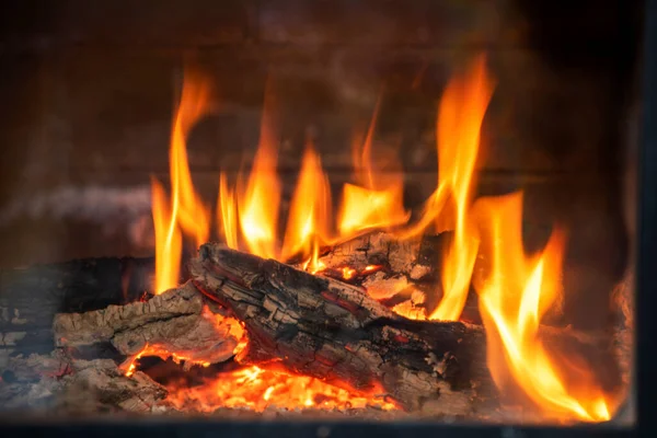 Φωτεινή Φλεγόμενη Φλόγα Φωτιάς Ένα Εξαφανισμένο Πέτρινο Τζάκι Μέσα Από — Φωτογραφία Αρχείου