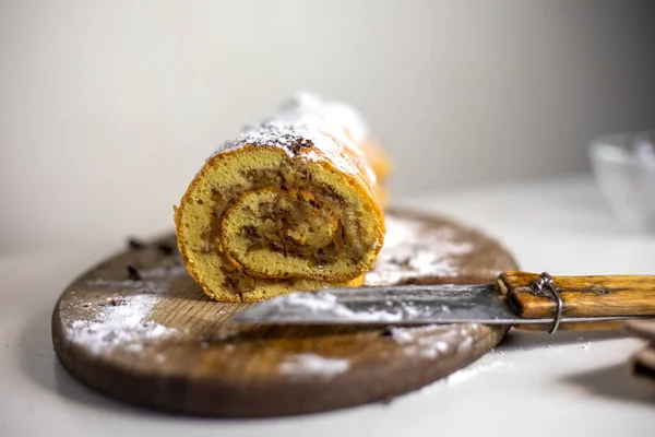 Torta Maçã Recém Assada Uma Tábua Corte Com Uma Faca — Fotografia de Stock