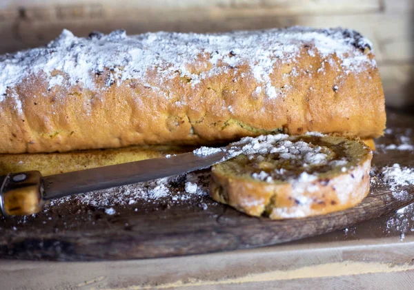 Frisch Gebackene Zwei Scheiben Apfelbrötchen Mit Krümeln Und Einer Rose — Stockfoto