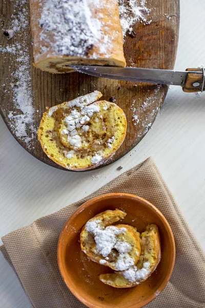 Geschnitten Frisch Gebackenen Apfelkuchen Auf Einem Schneidebrett Auf Einem Tisch — Stockfoto