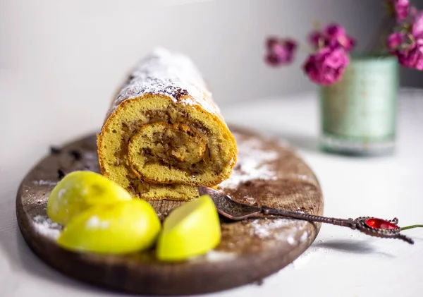 Frisch Gebackener Apfelkuchen Auf Einem Schneidebrett Waagerecht — Stockfoto