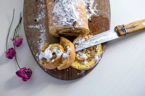 Frisch Gebackene Zwei Scheiben Apfelbrötchen Mit Krümeln Und Einer Rose — Stockfoto