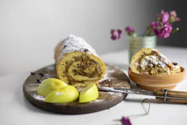 Frisch Gebackener Kuchen Mit Äpfeln Und Nüssen Auf Einem Schneidebrett — Stockfoto