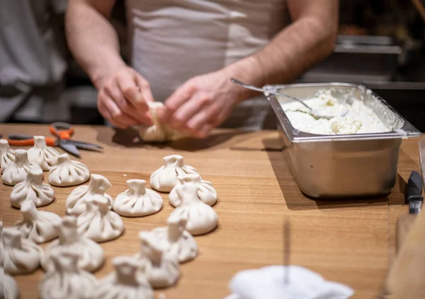 Cocinar Khinkali Georgiano Sobre Mesa Restaurante Georgiano — Foto de Stock