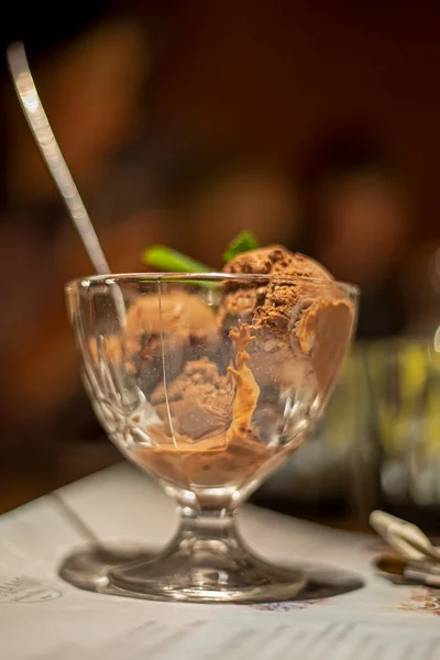 巧克力冰淇淋 玻璃碗中的冰棍 背景模糊 — 图库照片