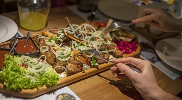 Pinchazo Con Tenedor Carne Mezclada Con Ensalada Salsa Una Tabla — Foto de Stock