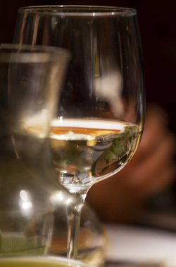 Şarablı cam kadeh, yakın plan, şenlikli akşam yemeği..