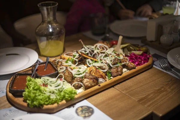 Juego Carne Mezclada Con Ensalada Salsa Tabla Con Limonada Para — Foto de Stock