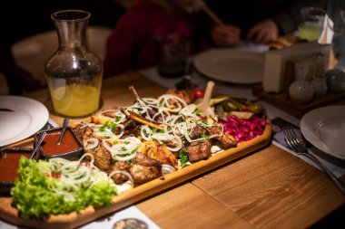 Bir şirket için limonata ve salata soslu karışık et seti.