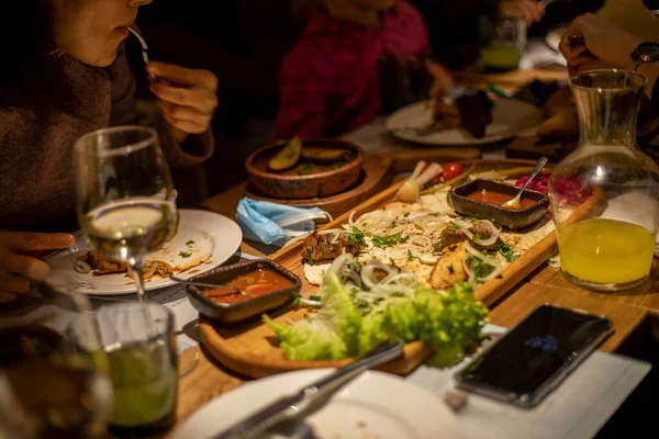 Mesa Fiesta Con Vino Carne Mezclada Con Ensalada Salsa Sobre — Foto de Stock