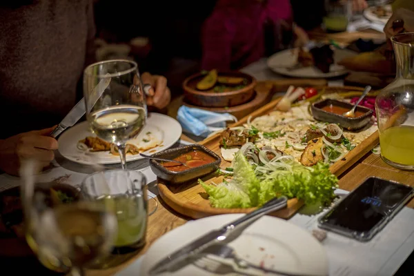 Mesa Fiesta Con Vino Carne Mezclada Con Ensalada Salsa Sobre — Foto de Stock