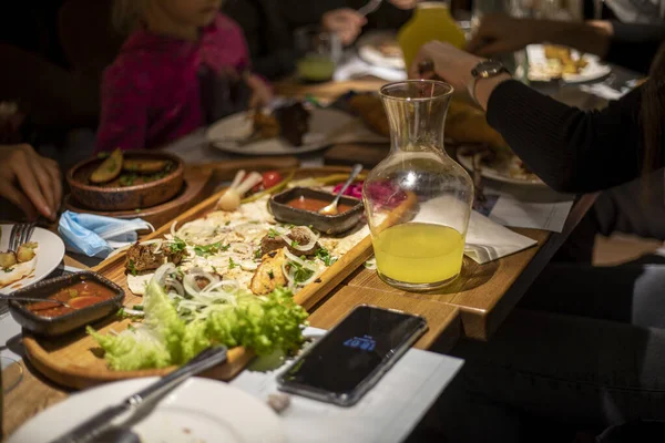 Mesa Fiesta Con Vino Carne Mezclada Con Ensalada Salsa Sobre — Foto de Stock