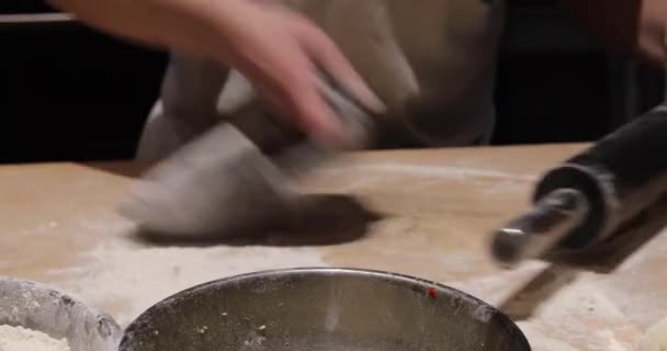 佐治亚州 厨师用黑色面团在木板上准备佐治尔式格鲁吉亚式的大餐 — 图库视频影像