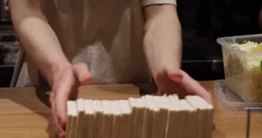 Aşçı khinkali hazırlamak için hamuru keser ve streç filme sarar, Georgia