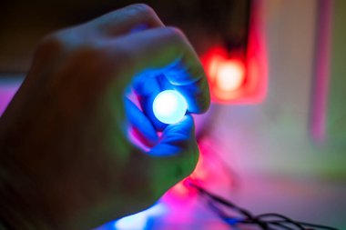 Bulanık bir arkaplanda el feneri ve romantizm.