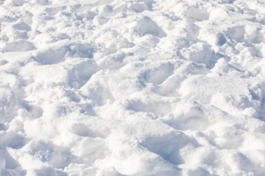Buz kaplı kar yığınlarındaki ayak izleri, yatay doku.