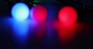 Arka planda üç tane çok renkli fener parıldıyor.