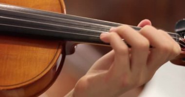 Keman çalan küçük bir kemancı, el sahneleme, müzik dersi