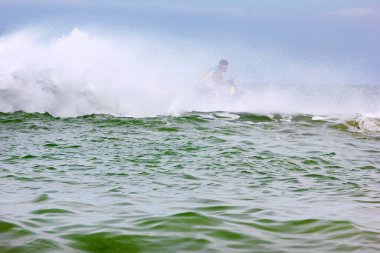 Güneşli bir günde deniz üzerinde hidro-scooter sürmek, açık hava aktiviteleri, yatay...,