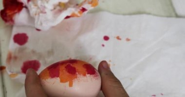 Paskalya yumurtasını fırçayla kırmızıya boya, Paskalya için hazırlan.