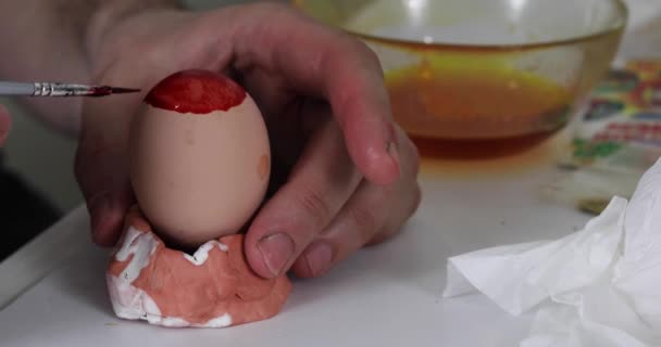 Malovat Velikonoční Vajíčko Štětcem Pestrobarevném Pruhu Příprava Velikonoce — Stock video