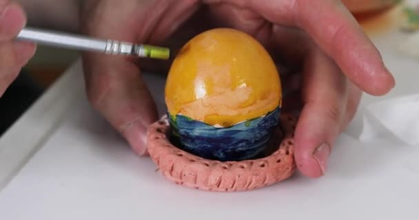 Dipingere Uovo Pasqua Giallo Con Pennello Preparando Easte — Video Stock