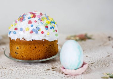 Paskalya pastaları, üzerinde paskalya yumurtaları ve eski masa örtüsü, bayram hazırlıkları..