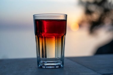 Coca Cola ve Sprite gün batımında tezgahın üzerinde, kilit altında.